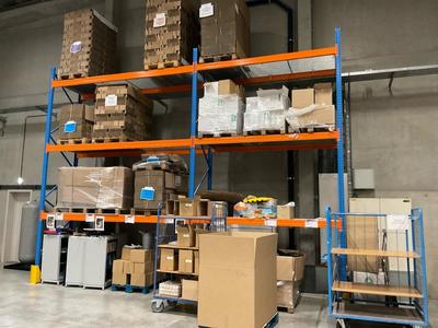 Overview picture of dismantable pallet racking, 2 sections