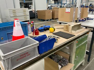 Overview picture of lot of various tooling, tapers, etc