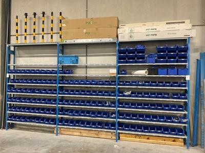 Overzichtsfoto van steel rack, 3 sections, with plastic storage buckets