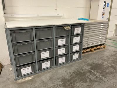 Overview picture of storage rack wit roller drawer cabinet