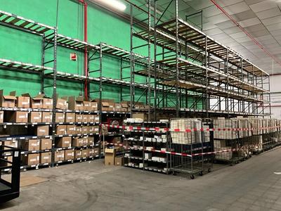 Immagine panoramica di (3x) pallet racking