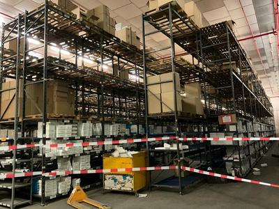 Immagine panoramica di (4x) pallet racking