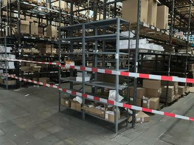 Immagine panoramica di (16x) storageracks