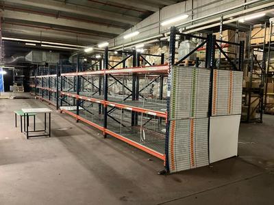 Immagine panoramica di pallet racks