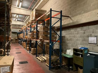 Immagine panoramica di pallet racks