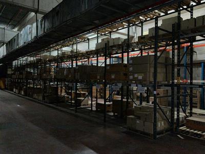 Immagine panoramica di pallet racks