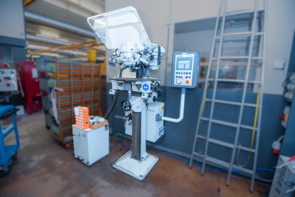 2000 Technika TSM5100 centre hole grinding machine
