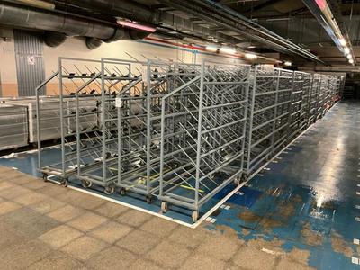Immagine panoramica di (113x) yarn carts