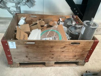 Overzichtsfoto van Noseda lot of various parts in crate