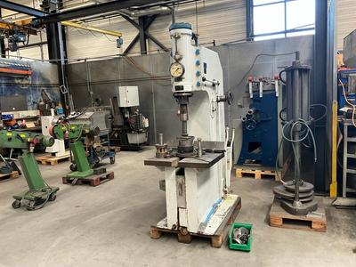 Overzichtsfoto van Rudolf Frey WHP15 C-frame press