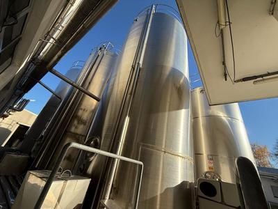 Immagine panoramica di s/s vertical storage tank 40.000L