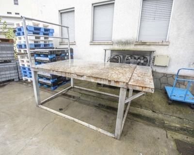 Overview picture of Raised metal platform