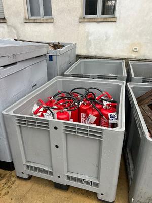 Översiktsbild av 2 plastic containers + fire extinguishers