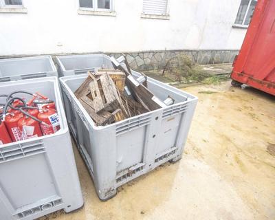 Overview picture of 2 Plastic containers + wooden scraps