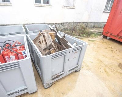 Översiktsbild av 2 Plastic containers + wooden scraps