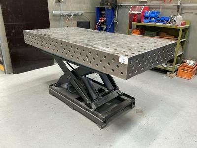 Overzichtsfoto van lifting welding table