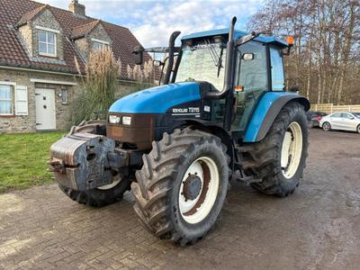 Översiktsbild av 2000 New Holland TS115 fyrhjulsdriven jordbrukstraktor