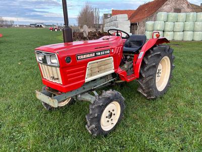 Overview picture of Yanmar YM2310D four-wheel drive mini tractor