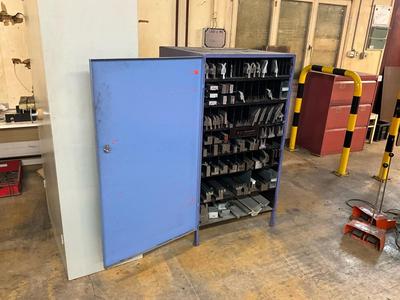 Immagine panoramica di Storage cabinet with various press brake dies and holders (70x)