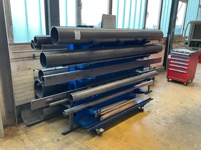 Overview picture of Mobile trolley with steel pipes