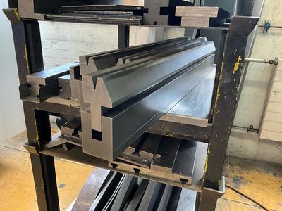 Immagine panoramica di Various press brake dies and parts