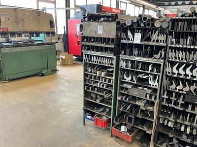 Immagine panoramica di Storage cabinet with various press brake dies and holders (90x)