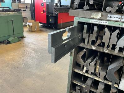 Immagine panoramica di Storage cabinet with various press brake dies and holders (70x)