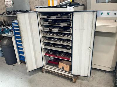 Overzichtsfoto van Punching tools in a steel cabinet