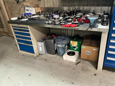 Overzichtsfoto van Workbench with various punching tools