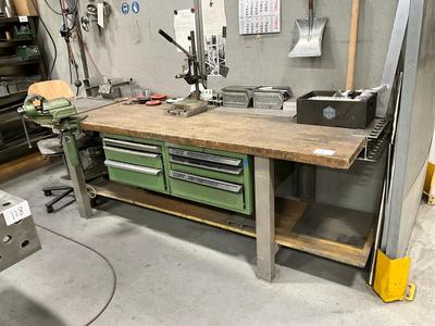 Overzichtsfoto van Workbench with various metalworking tools