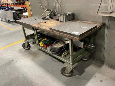 Overzichtsfoto van Mobile workbench with various metalworking tools