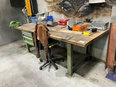 Overzichtsfoto van Workbench with various metalworking tools