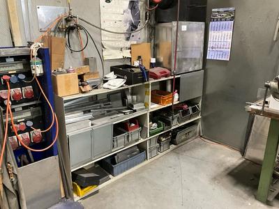 Overzichtsfoto van steel cabinet with content