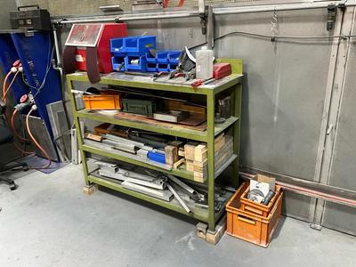 Overzichtsfoto van Steel cabinet with metalworking content / metal stock
