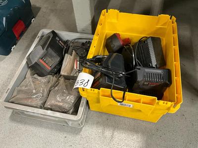 Overzichtsfoto van Various Bosch batteries and chargers
