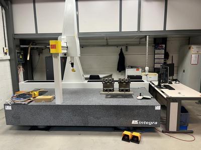 Overzichtsfoto van Nikon Integra 25-10-8 verticale coördinatenmeetmachine