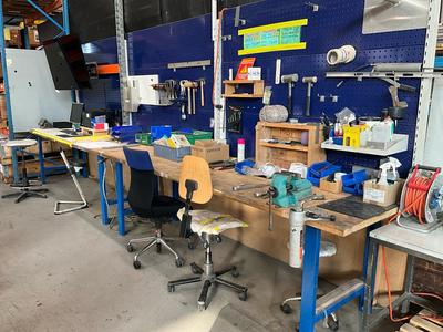 Overview picture of work bench with tools
