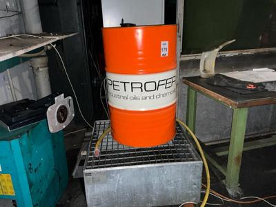 Overzichtsfoto van 2008 Vanas CW 1 lekbak met vat snij-slijpvloeistof