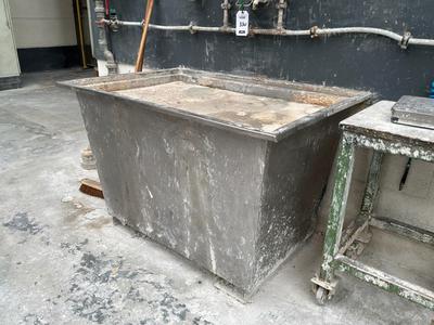 Overzichtsfoto van RvS industriële wastafel