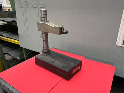 Overview picture of Mitutoyo measuring tripod with granite base