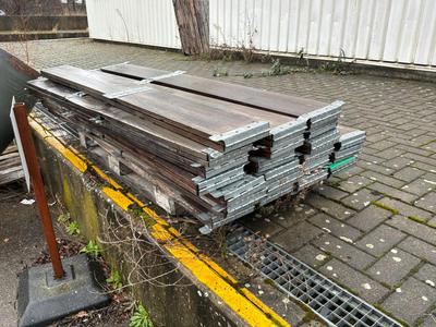 Overview picture of batch of collars and pallets