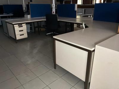 Übersichtsbild von Schreibtischinsel