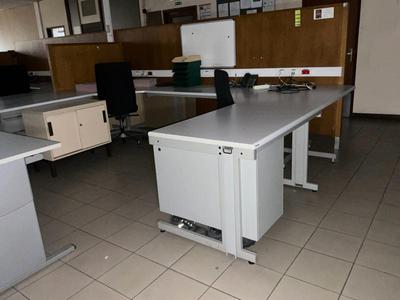 Übersichtsbild von Schreibtischinsel