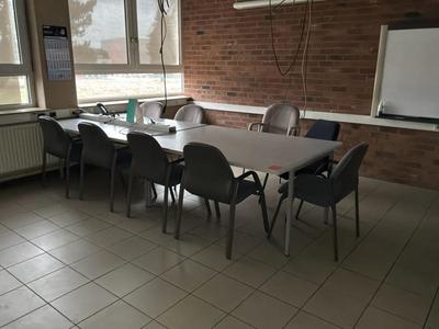 Immagine panoramica di tavoli e sedie da mensa