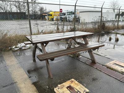 Immagine panoramica di panchine da giardino (3x)