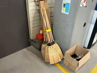 Overview picture of Brooms (17x)