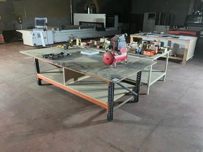 Översiktsbild av work bench with content (2x)