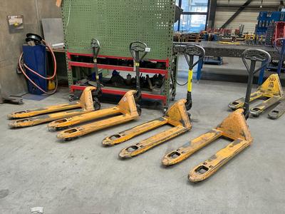 Overview picture of Pallet truck (4x)