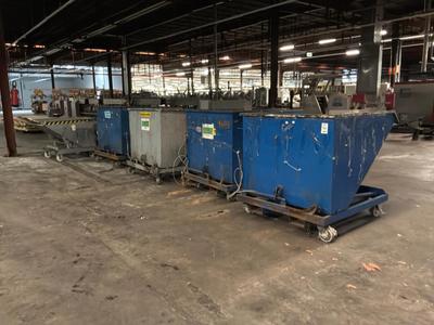 Overzichtsfoto van Diverse mobiele  Kiepcontainers (5x)