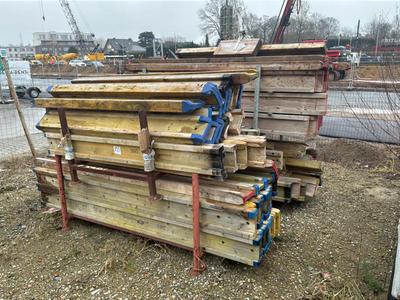Overzichtsfoto van P20 Partij diverse houten bekistingsbalken